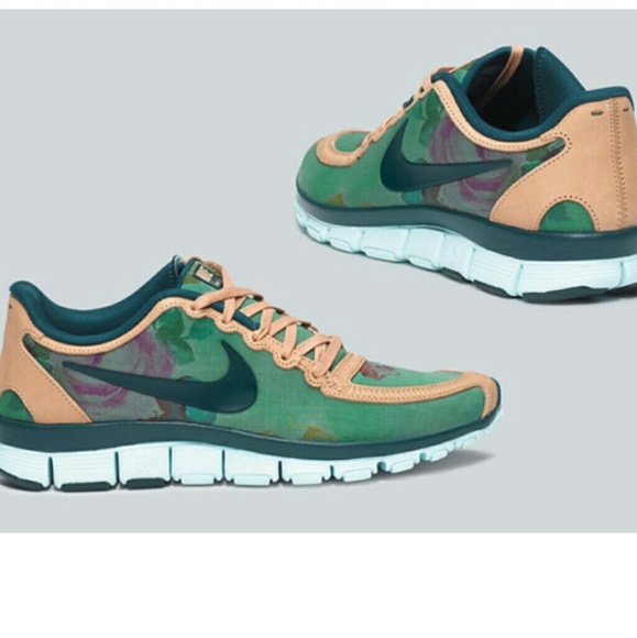 nike free run floral